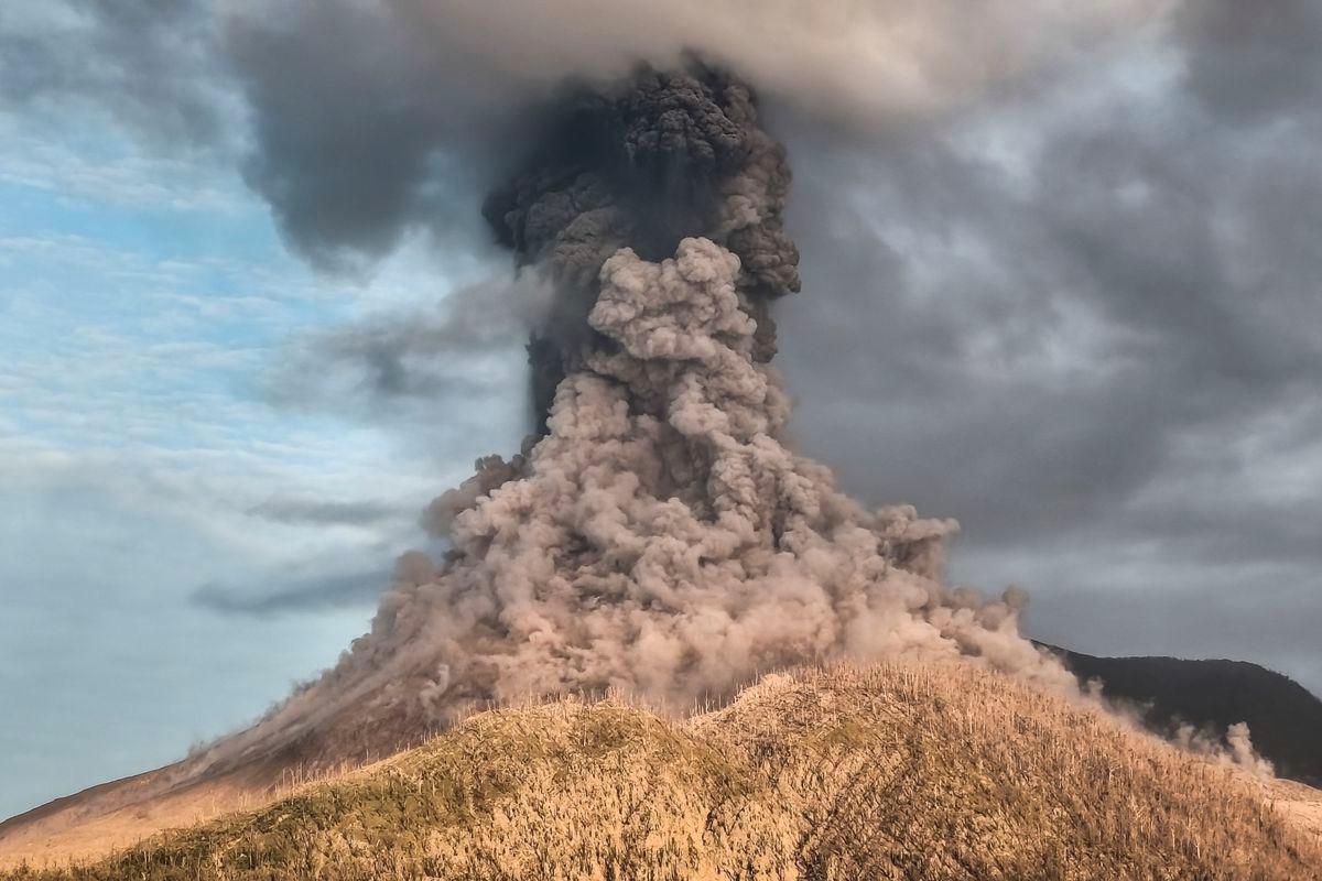 Gunung Lewotobi meletus, amaran penerbangan tahap merah dikeluarkan