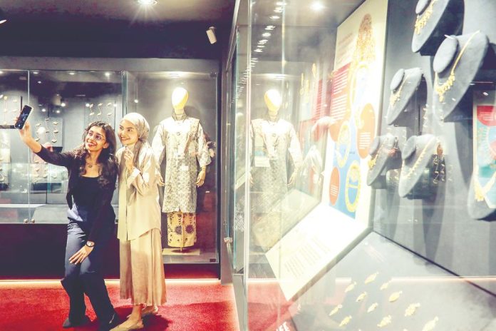 History told in art and jewellery History told in art and jewellery