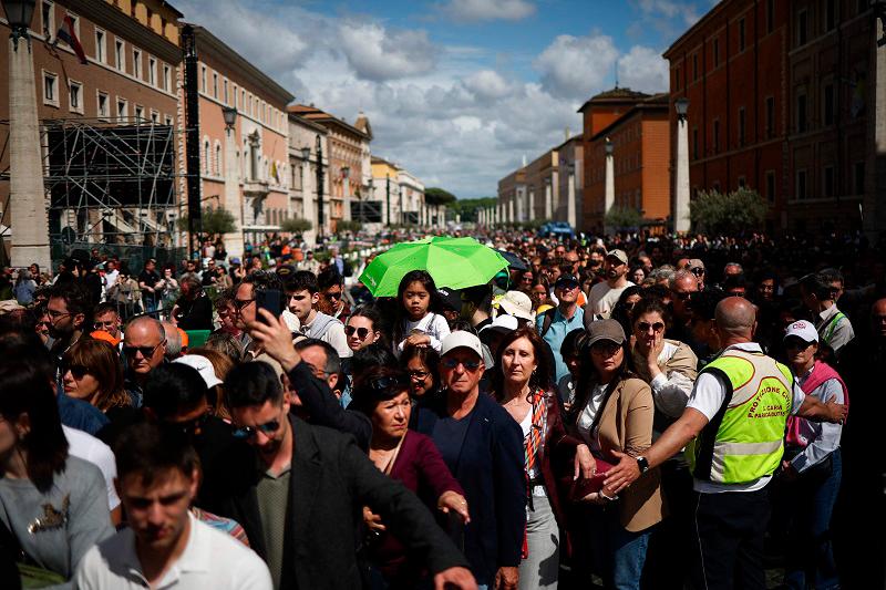 Huge crowds pack Vatican for last day of Pope’s lying in state Huge crowds pack Vatican for last day of Pope’s lying in state