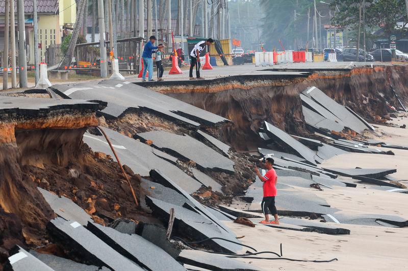 Huge waves, high tides: More people evacuated in Terengganu Huge waves, high tides: More people evacuated in Terengganu