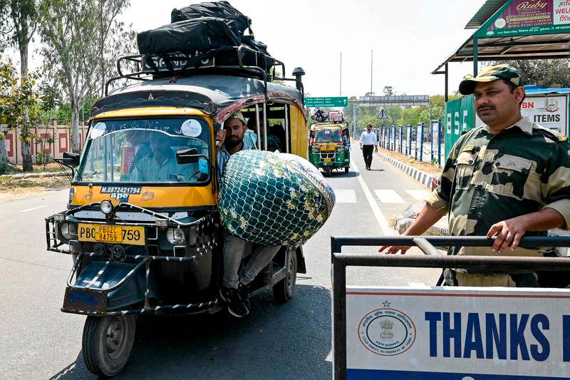 India and Pakistan troops exchange fire in Kashmir India and Pakistan troops exchange fire in Kashmir