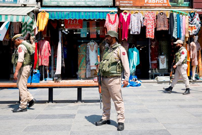 India and Pakistan troops exchange fire in contested Kashmir India and Pakistan troops exchange fire in contested Kashmir