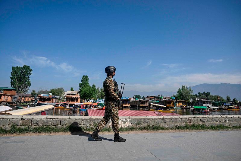 Indian and Pakistani troops exchange fire in Kashmir Indian and Pakistani troops exchange fire in Kashmir