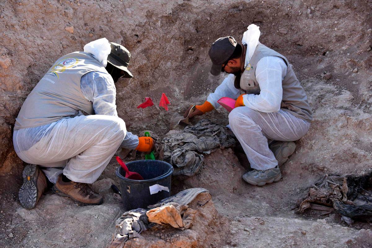 Iraq starts work on IS mass grave thought to contain thousands