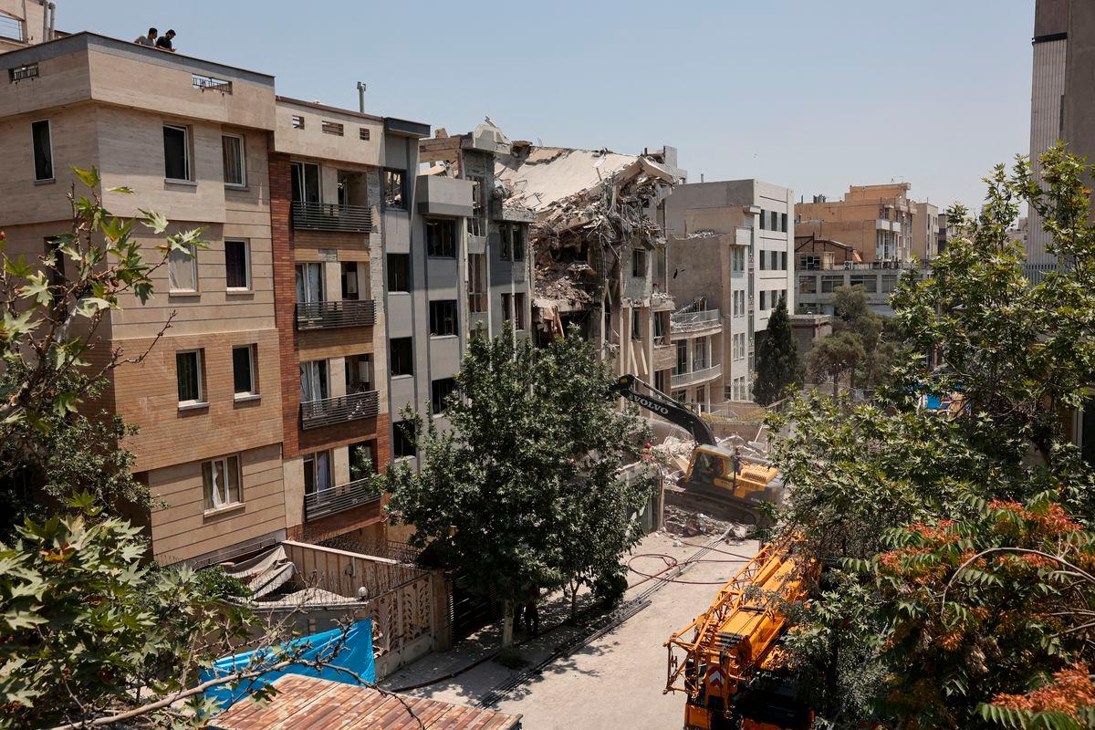Israel threatens to make Tehran 'burn' after Iranian retaliatory strikes