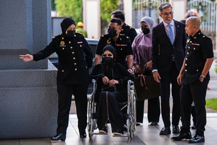 Isteri bekas PTD didakwa terima RM77,000 hasil aktiviti haram