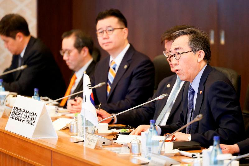 Japan, China, South Korea foreign ministers meet in Tokyo Japan, China, South Korea foreign ministers meet in Tokyo
