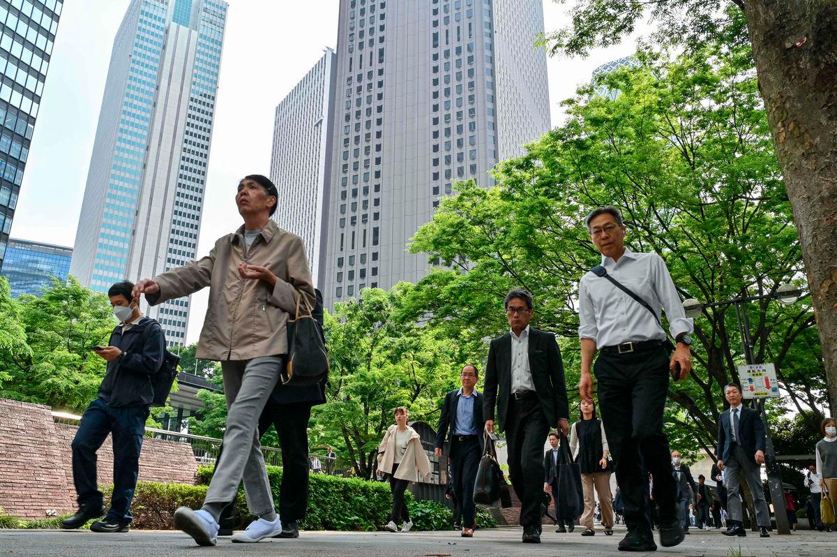 Japan's quarterly GDP shrinks for first time in a year Japan's quarterly GDP shrinks for first time in a year