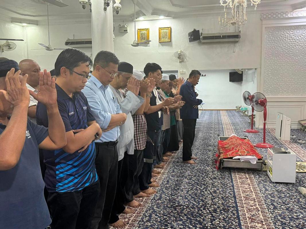 Johor EXCO pays tribute to late special officer who died in Makkah Johor EXCO pays tribute to late special officer who died in Makkah