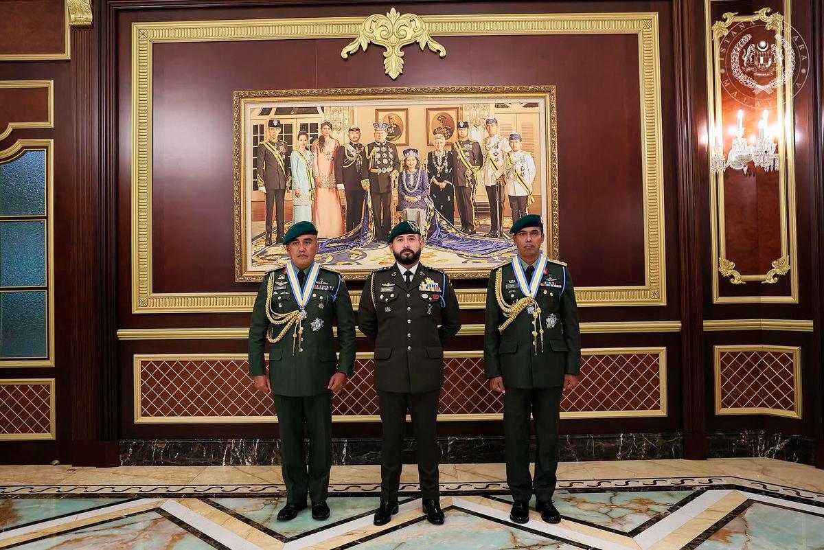Johor King awards DMIJ to 21SSG commander and regent ADC Johor King awards DMIJ to 21SSG commander and regent ADC