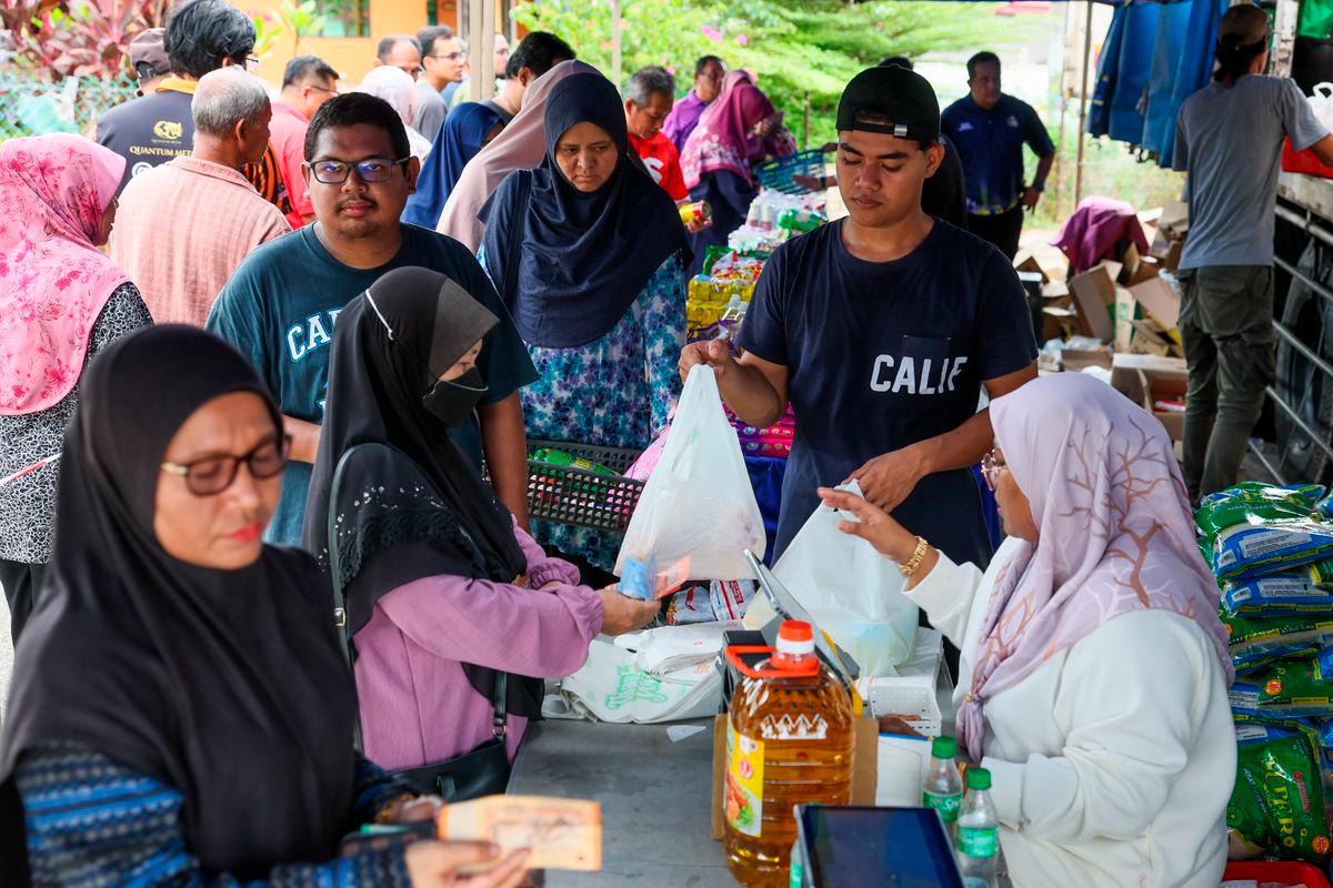 Johor PMR 2025 offers 450 cartons of 1kg cooking oil under Rahmah sales Johor PMR 2025 offers 450 cartons of 1kg cooking oil under Rahmah sales