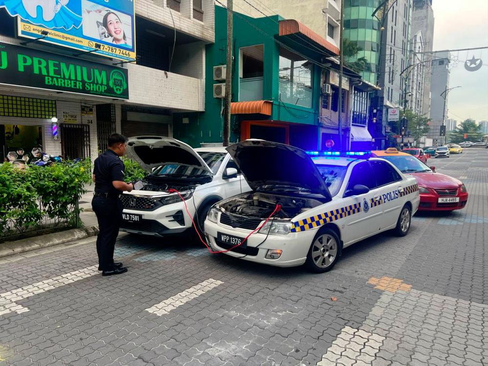 Johor cops help jumpstart car, earns online praise Johor cops help jumpstart car, earns online praise