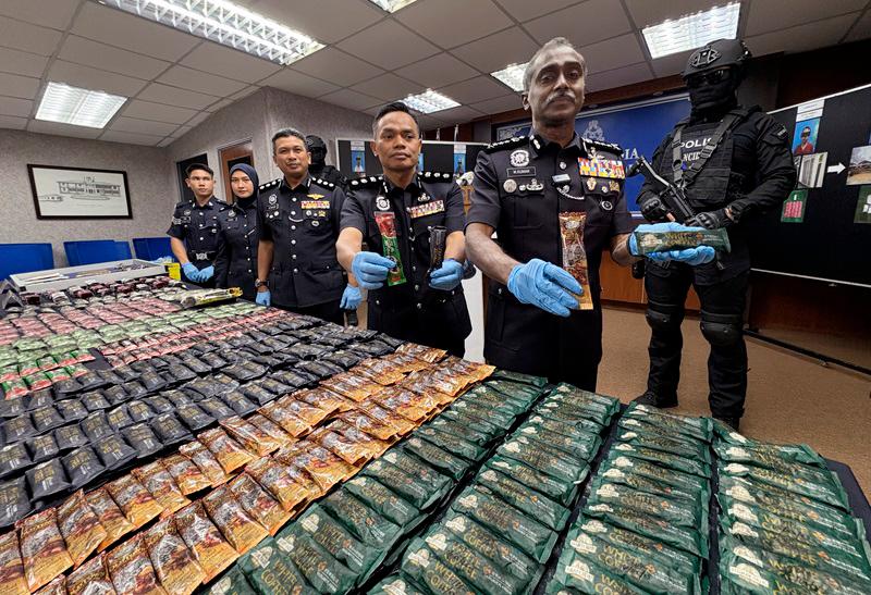 Johor police bust drug syndicate hiding narcotics in drink packets Johor police bust drug syndicate hiding narcotics in drink packets