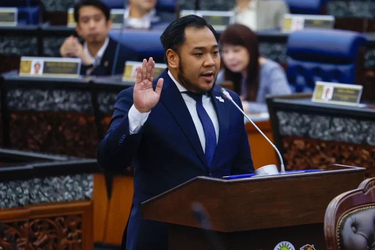 Mohd Kurniawan Naim angkat sumpah sebagai ahli Parlimen Kinabatangan