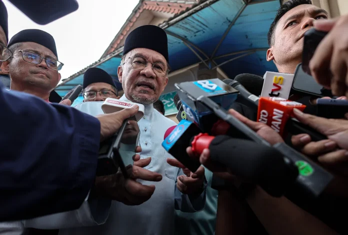 Anwar urges local councils to stop using agents for Ramadan bazaar permits