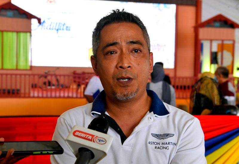 KPDN seize 244 bottles of counterfeit alcohol after raiding two entertainment outlets KPDN seize 244 bottles of counterfeit alcohol after raiding two entertainment outlets