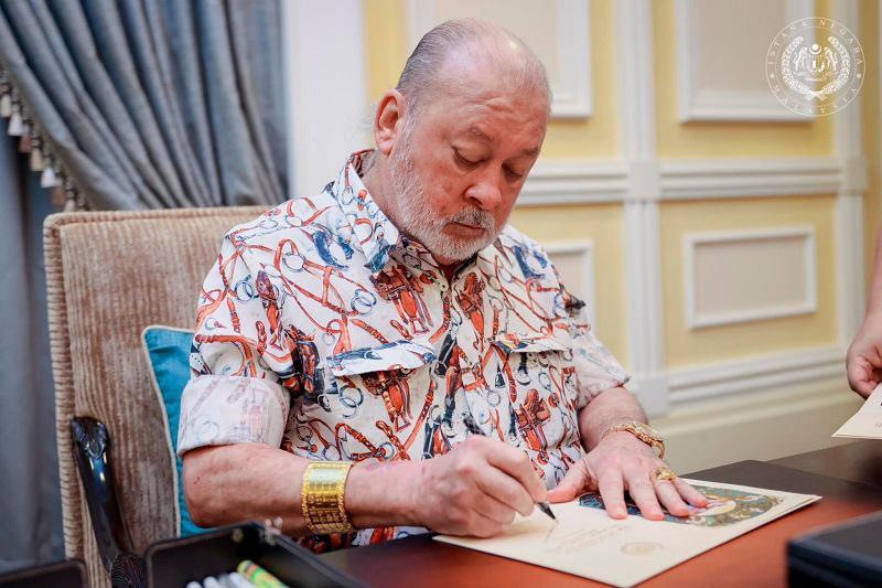 Kad raya tetap jadi pilihan Yang di-Pertuan Agong utus ucapan Aidilfitri Kad raya tetap jadi pilihan Yang di-Pertuan Agong utus ucapan Aidilfitri
