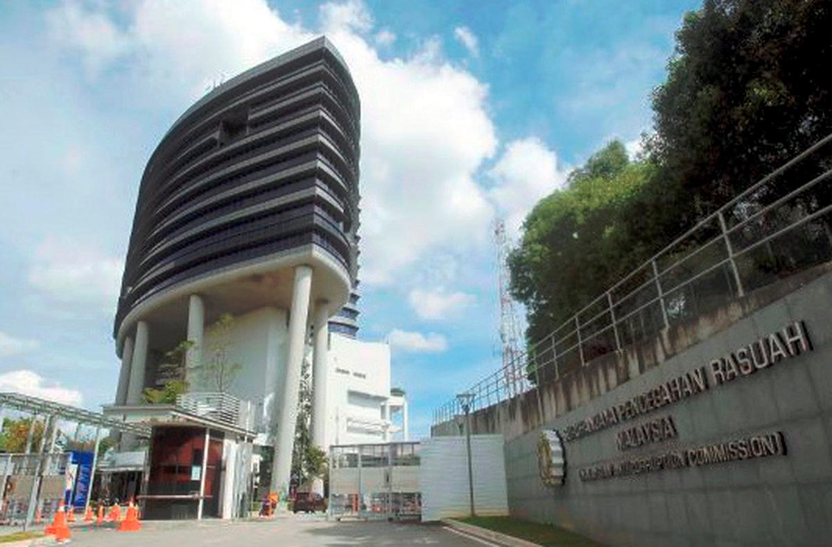 Kedah MACC detains three including a Datuk for allegedly submitting false claims Kedah MACC detains three including a Datuk for allegedly submitting false claims