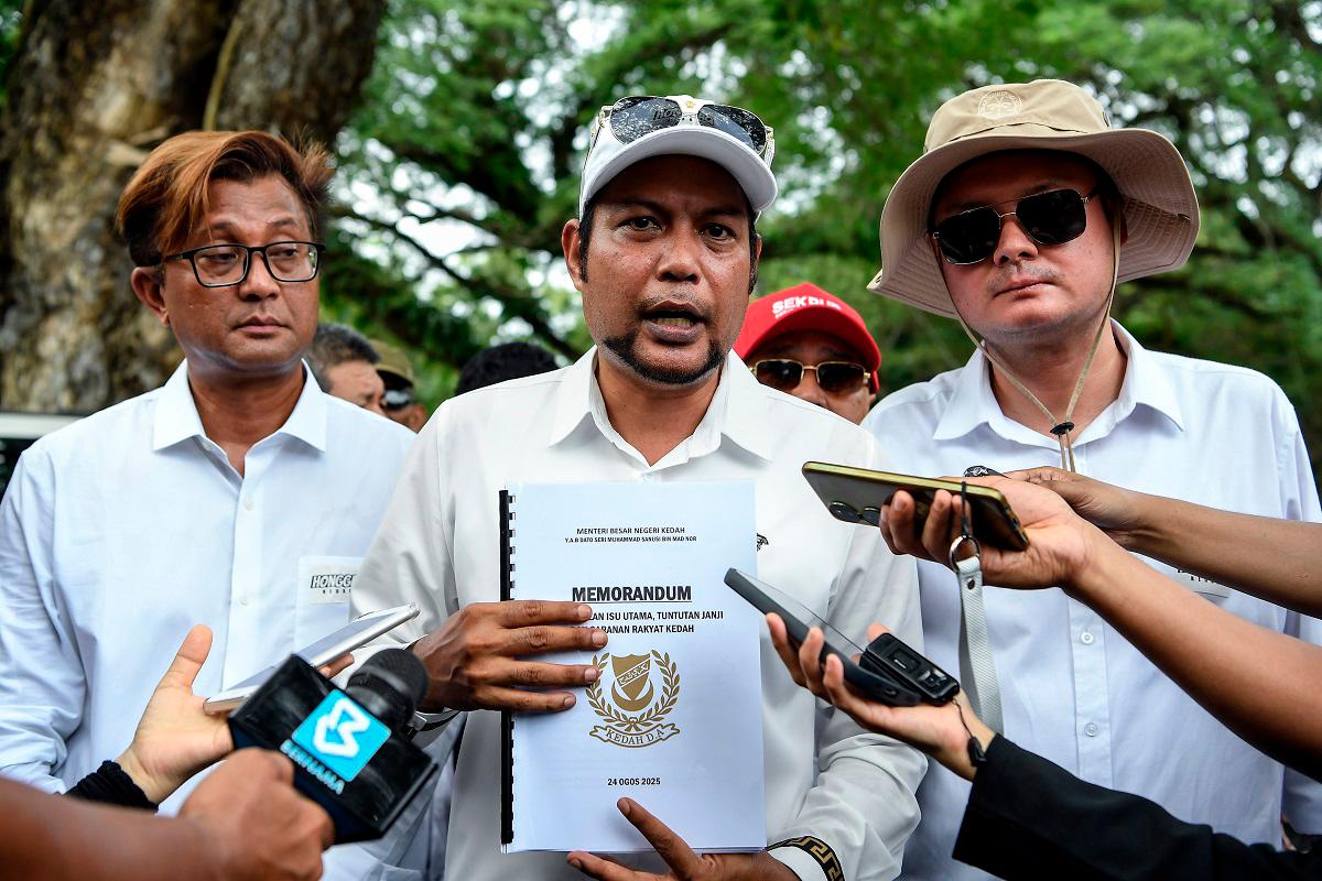 Kedah NGO submits memorandum to MB Sanusi over unresolved state issues Kedah NGO submits memorandum to MB Sanusi over unresolved state issues