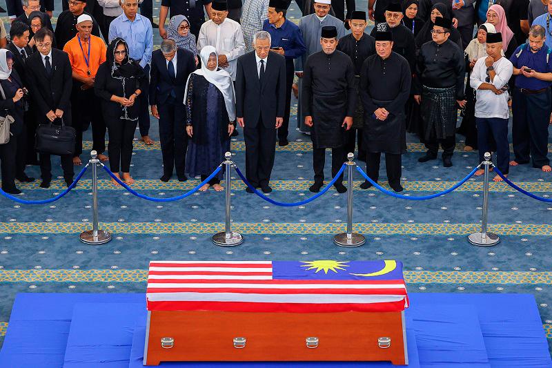 Keluarga, ahli politik, rakyat beri penghormatan akhir kepada Pak Lah