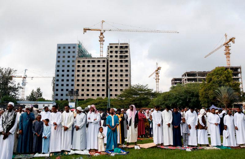 Kenya president still handing cash to churches despite his own ban