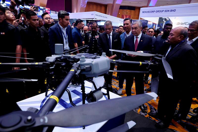 Kerajaan perlu melabur dalam teknologi kepolisan moden untuk perkukuh keselamatan - Ahmad Zahid Kerajaan perlu melabur dalam teknologi kepolisan moden untuk perkukuh keselamatan - Ahmad Zahid
