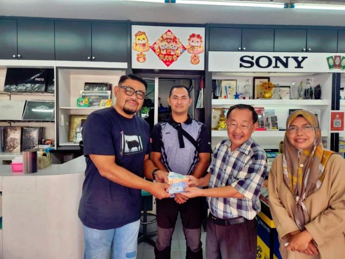 “Kindness knows no race” — Uncle returns RM980 lost cash, wins hearts