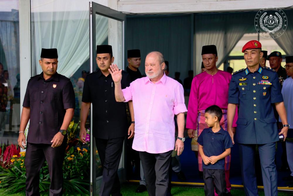 King attends Johor Palace Aidilfitri Open House King attends Johor Palace Aidilfitri Open House