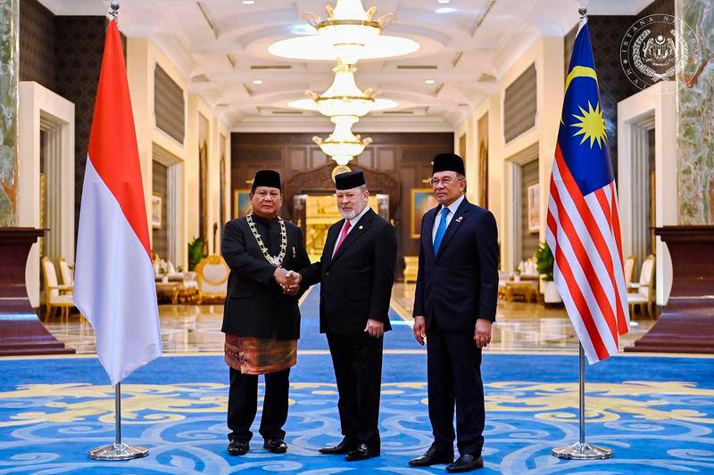 King confers most esteemed order of Johor Royal to Indonesian President Prabowo