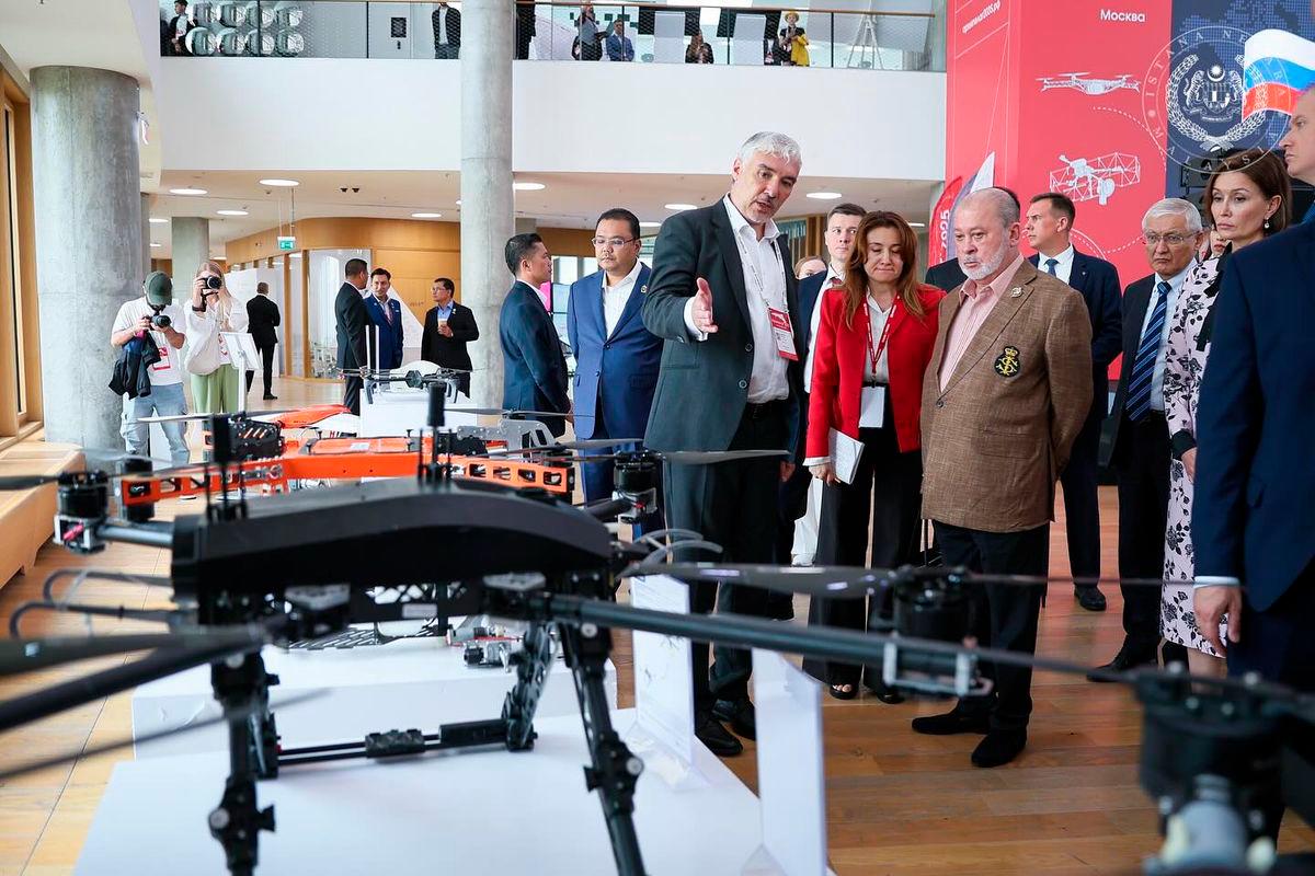 King observes Russian drone technology at Tochka Kipeniya King observes Russian drone technology at Tochka Kipeniya