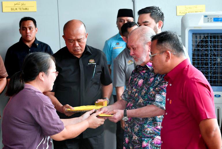 King presents aid to Putra Heights disaster victims King presents aid to Putra Heights disaster victims