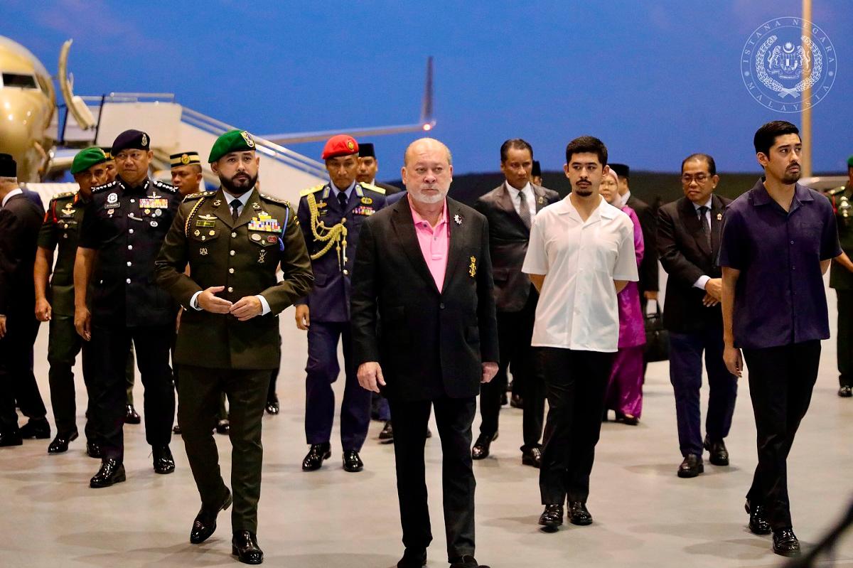 King returns home safely after completing state visit to Russia King returns home safely after completing state visit to Russia