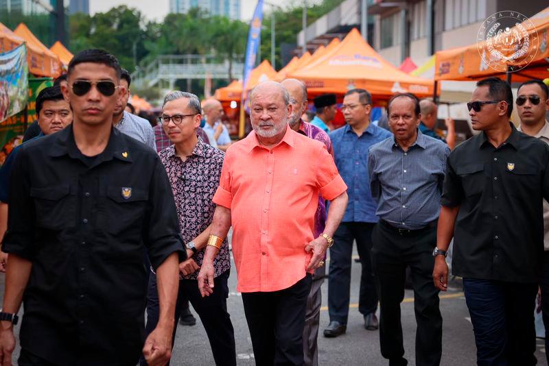 King visits Ramadan bazaar in Bangsar King visits Ramadan bazaar in Bangsar