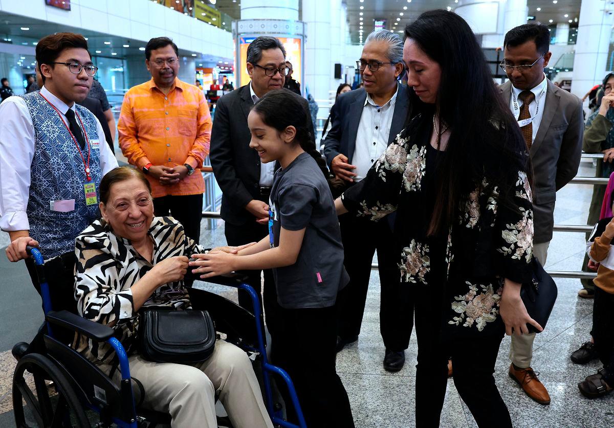 Konflik Iran-Israel: 24 individu termasuk 17 rakyat Malaysia selamat tiba di KLIA Konflik Iran-Israel: 24 individu termasuk 17 rakyat Malaysia selamat tiba di KLIA