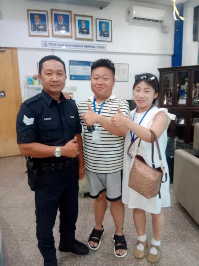 “Kudos to both officers” - Putrajaya police officers praised for returning lost bag to Chinese tourist