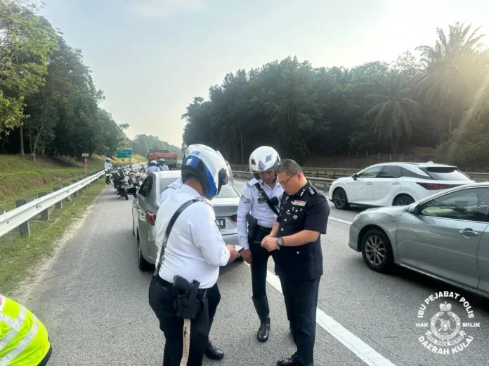 Kulai OCPD Tan Seng Lee stop to help accident victim on the way to airport, M'sians praise