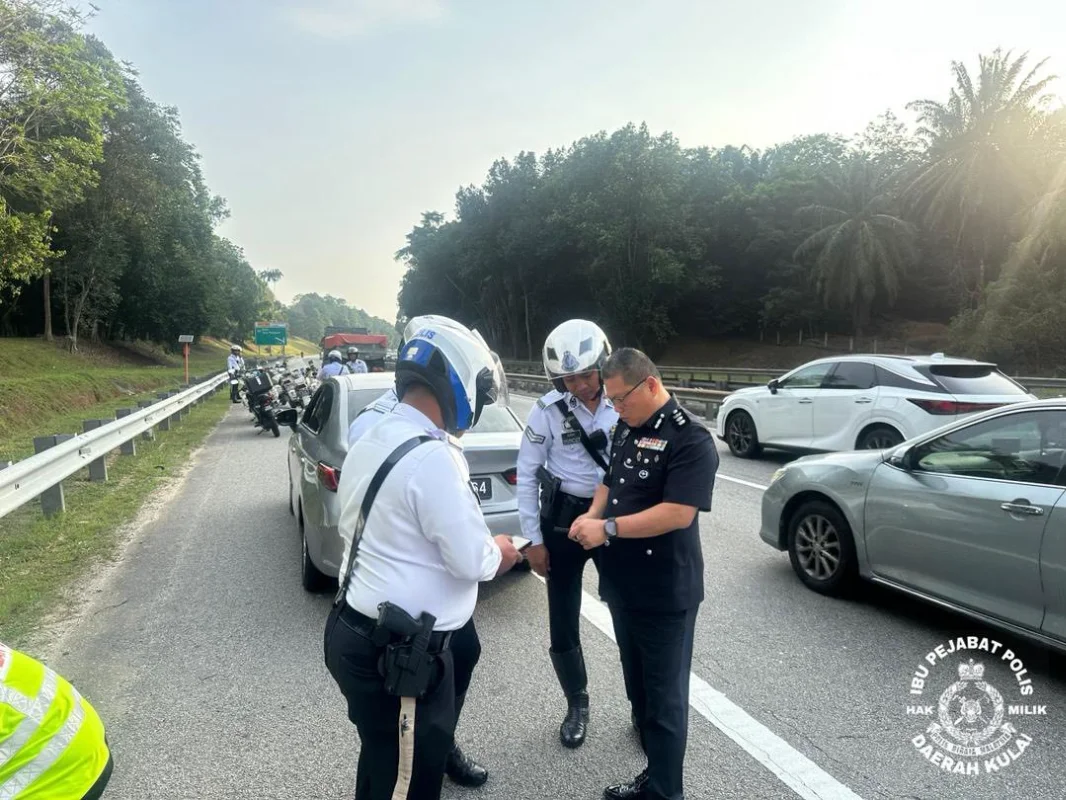 Kulai_OCPD_Tan_Seng_Lee_stop_to_help_accident_victim_on_the_way_to_airport__M_sians_praise Kulai OCPD Tan Seng Lee stop to help accident victim on the way to airport, M'sians praise