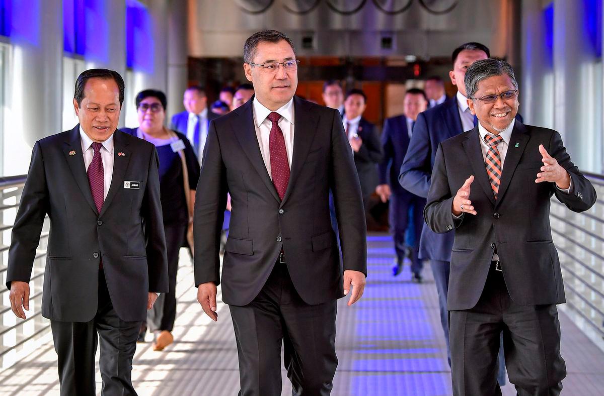Kyrgyz President visits Petronas Twin Towers Kyrgyz President visits Petronas Twin Towers