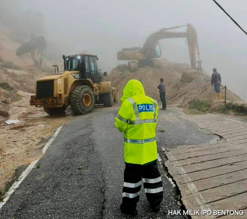 Landslide forces closure of Jalan Amber Court and Ion Delemen in Genting Highlands