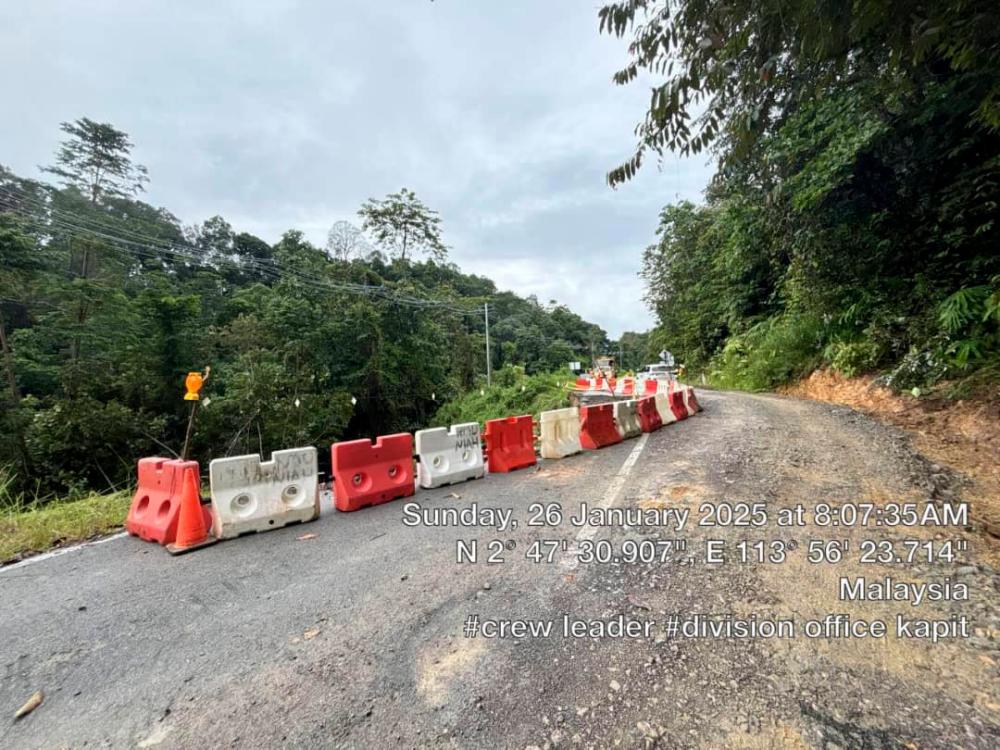 Landslide hits Jalan Belaga-Menjawah; diversion implemented - Nanta Landslide hits Jalan Belaga-Menjawah; diversion implemented - Nanta