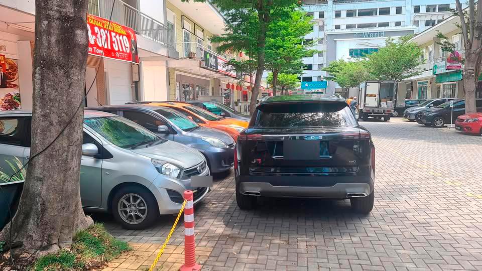 “Langsung tak mohon maaf” - Lelaki menunggu lebih satu jam apabila kereta di halang oleh pemandu lain yang ‘double park’