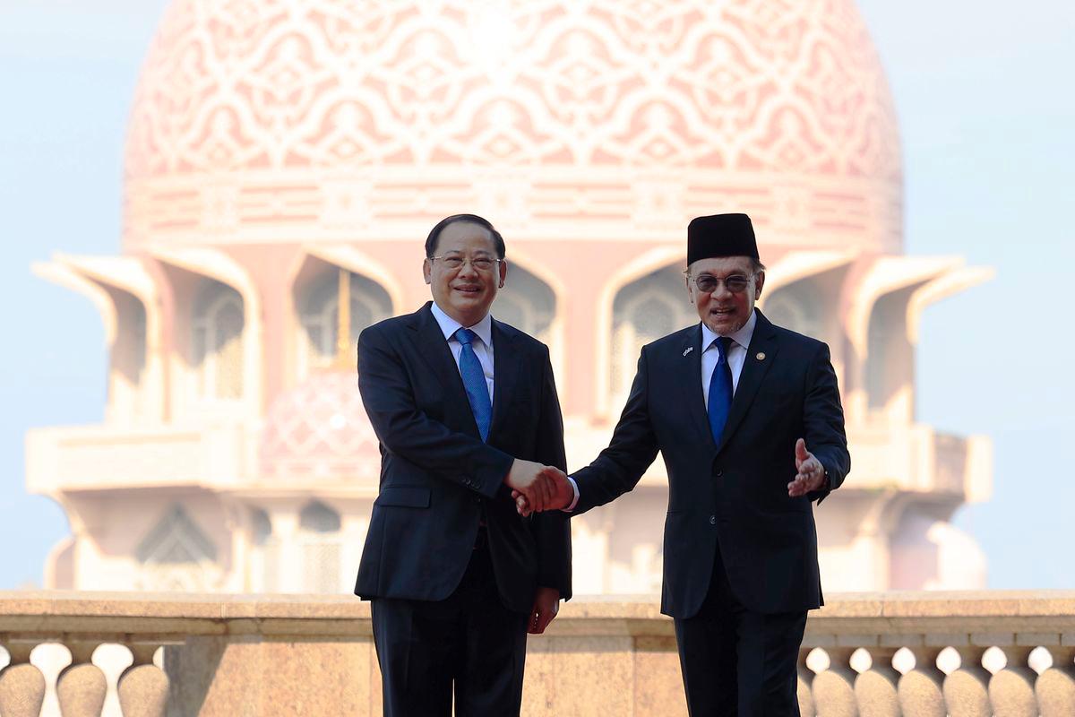 Laos Prime Minister accorded official welcome at Perdana Putra Laos Prime Minister accorded official welcome at Perdana Putra