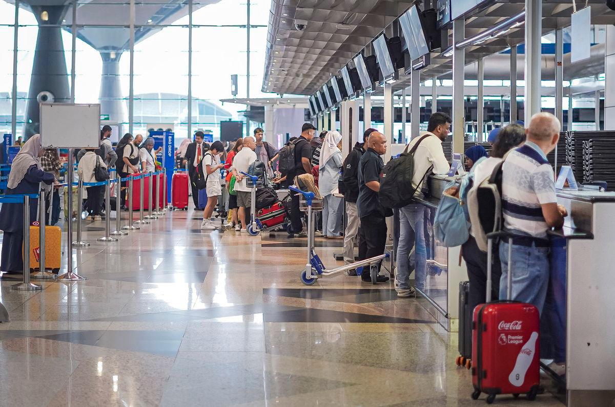 Lelaki Indonesia ditahan di KLIA atas cap keselamatan palsu Lelaki Indonesia ditahan di KLIA atas cap keselamatan palsu