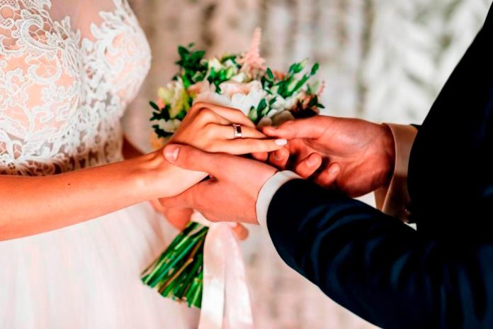 Lelaki mengambil pinjaman RM50k untuk perkahwinan mewah atas permintaan isteri, kini bergelut untuk membayar