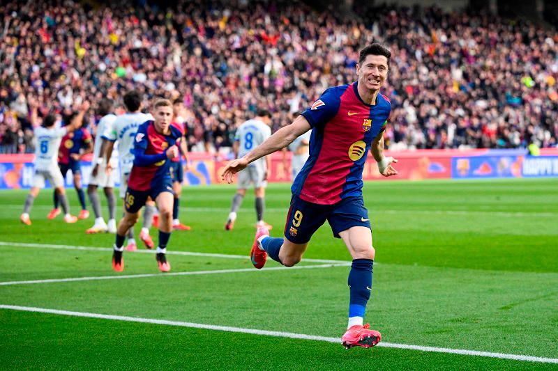 Lewandowski earns Barca win over Alaves to preserve title hopes
