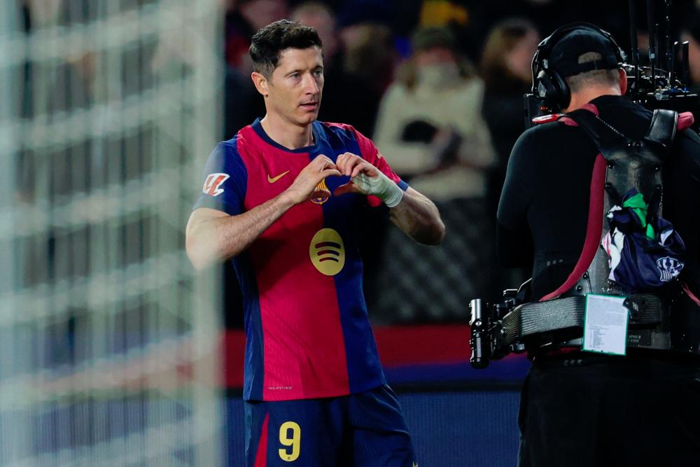 Lewandowski lifts Barcelona past Rayo and into Liga lead Lewandowski lifts Barcelona past Rayo and into Liga lead