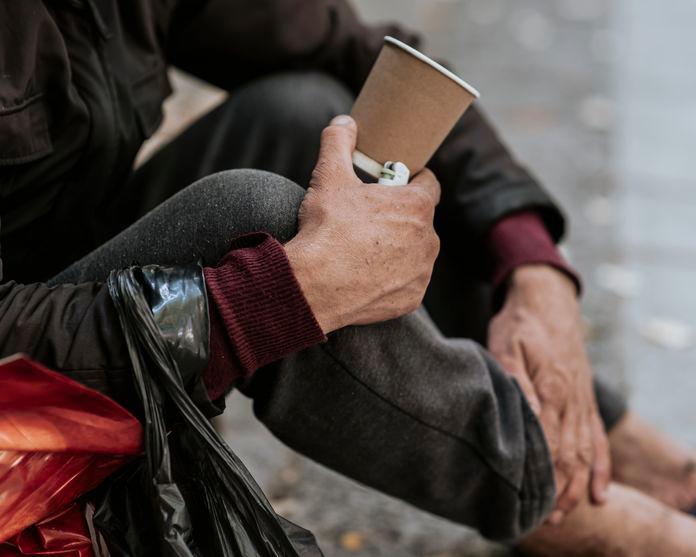 Local woman tearful after being called “stupid”, stingy after donating RM1 to beggar Local woman tearful after being called “stupid”, stingy after donating RM1 to beggar
