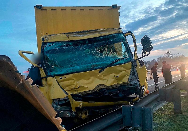 Lorry driver dies after rear-ending trailer Lorry driver dies after rear-ending trailer