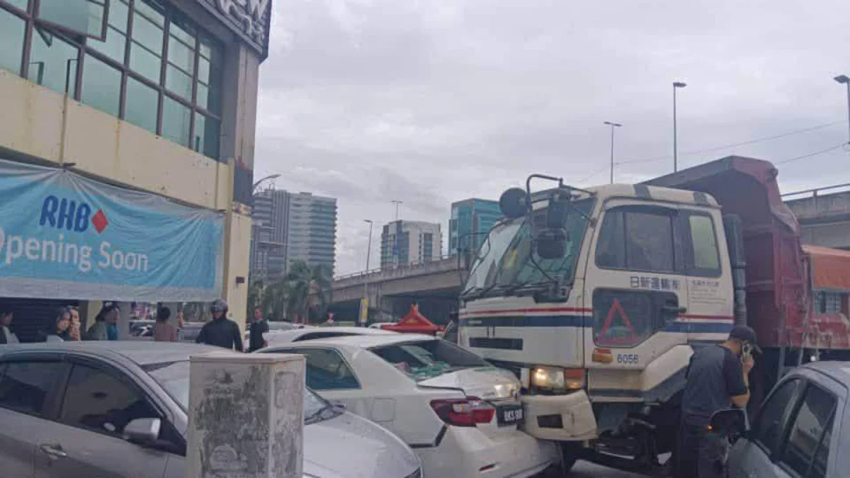 Lorry_crashes_into_7_vehicles_after_brake_failure_in_Puchong Lorry crashes into 7 vehicles after brake failure in Puchong