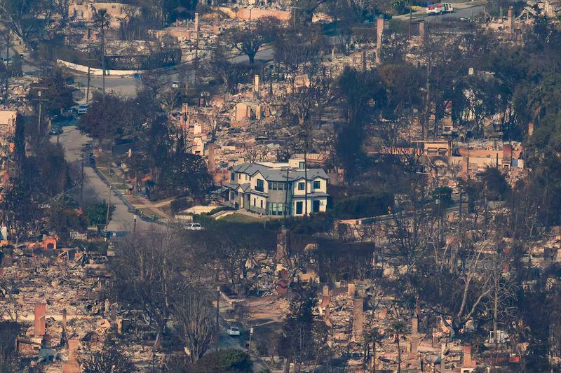 Los Angeles wildfires trigger air quality warnings and health concerns Los Angeles wildfires trigger air quality warnings and health concerns